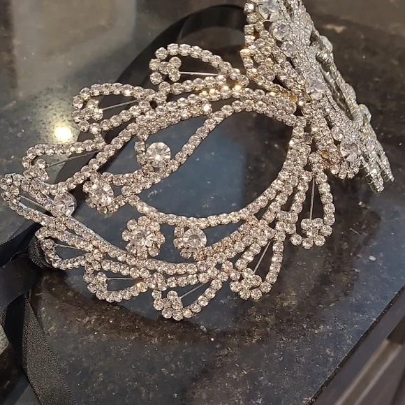Elegant Silver Rhinestone Mask - Picture 3 of 7
